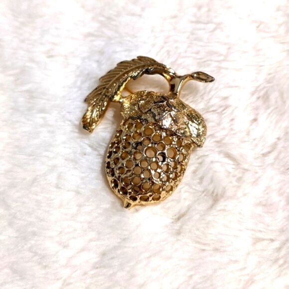 Vintage 1970's Sarah Coventry Acorn Brooche - Picture 6 of 9